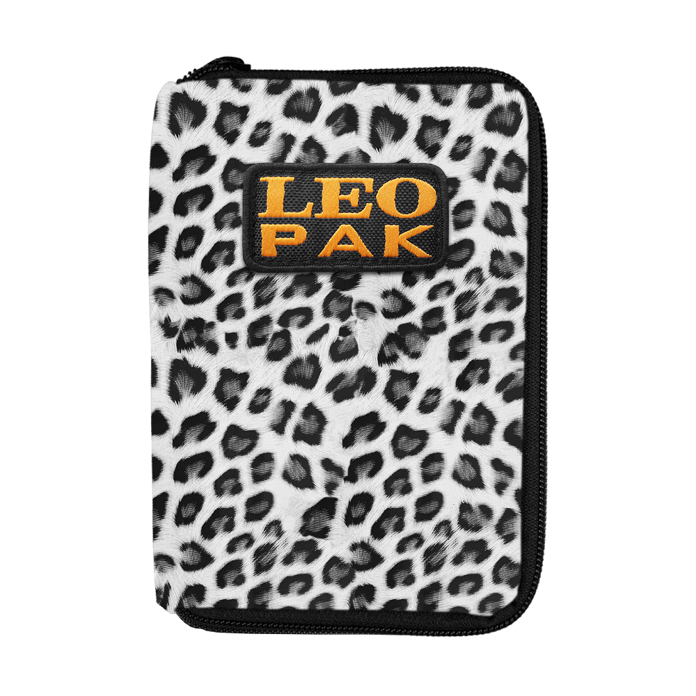 Das Bild zeigt ein Etui mit Leopardenmuster und einem Reißverschluss. Auf der Vorderseite befindet sich ein Aufnäher mit der Aufschrift „LEO PAK“ in gelber Schrift.